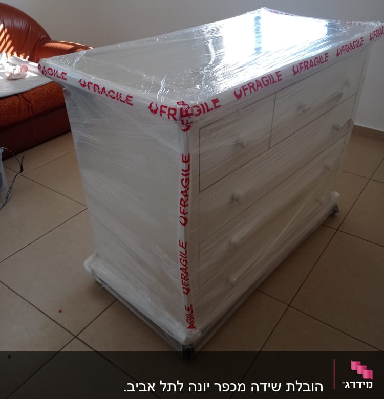 שידה עטופה בניילון עם סרט 